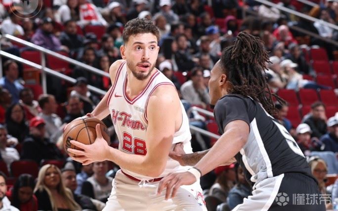  乌度卡：马刺用小个球员防守申京，这让我们的进攻停滞了